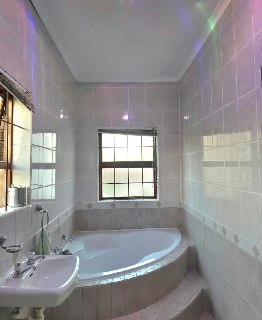 To Let 3 Bedroom Property for Rent in Uitzicht Western Cape